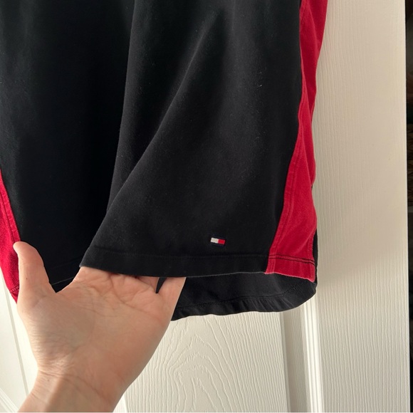 Sold x list Tommy Hilfiger Vintage Y2K Women's Black and Red V-Neck Top  XL - Picture 2 of 5